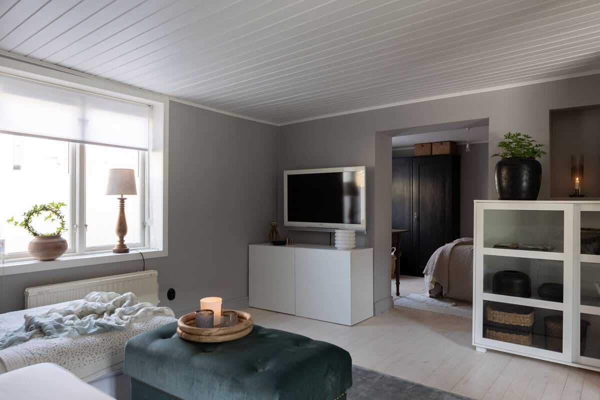 A Monochrome Nordic Home with Cozy Courtyard 16 tv-room-snug-bedroom-nordroom