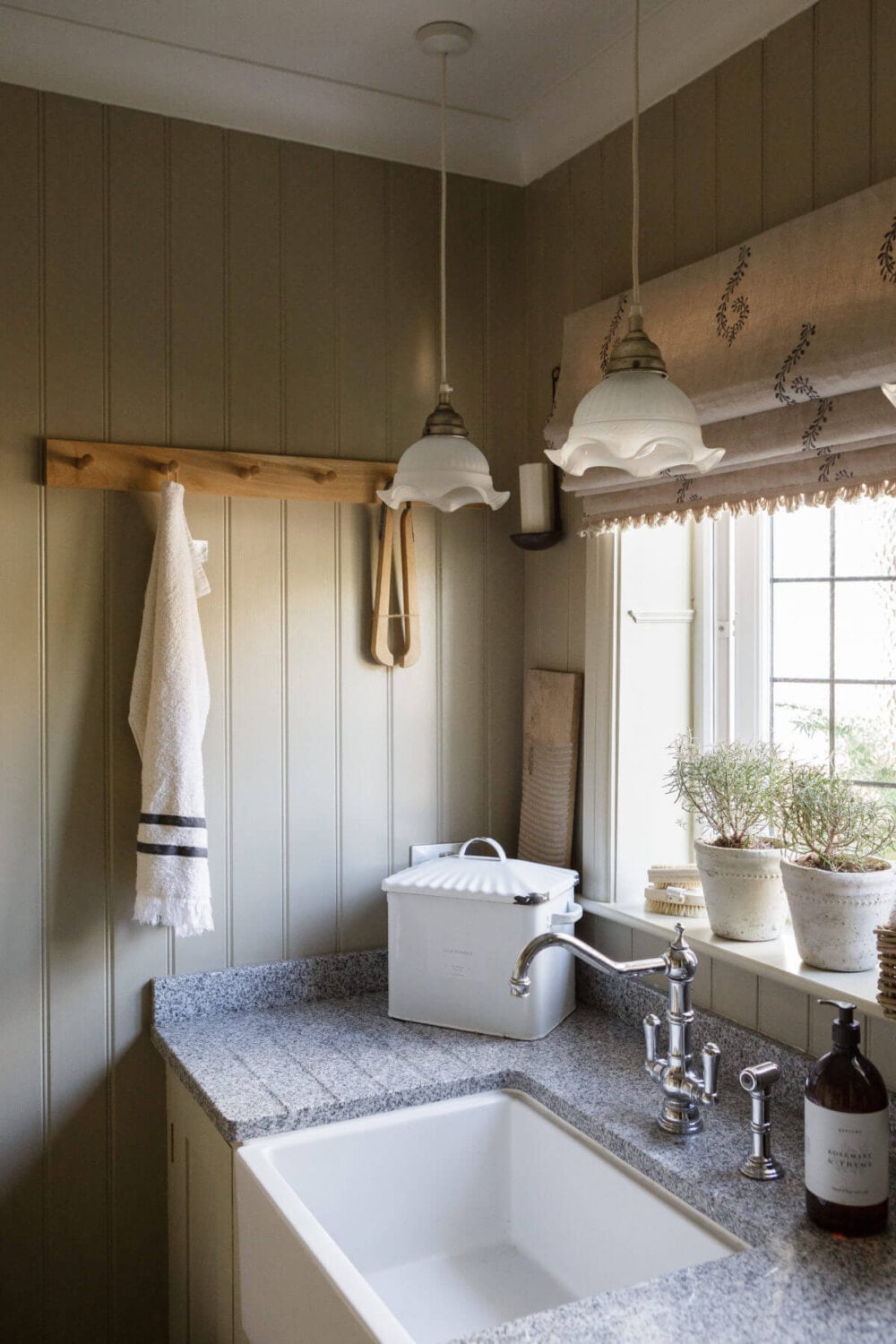 A Cozy Cottage-Style Country House with a Lovely Garden 9 utility-room-cottage-style-home-england-nordroom