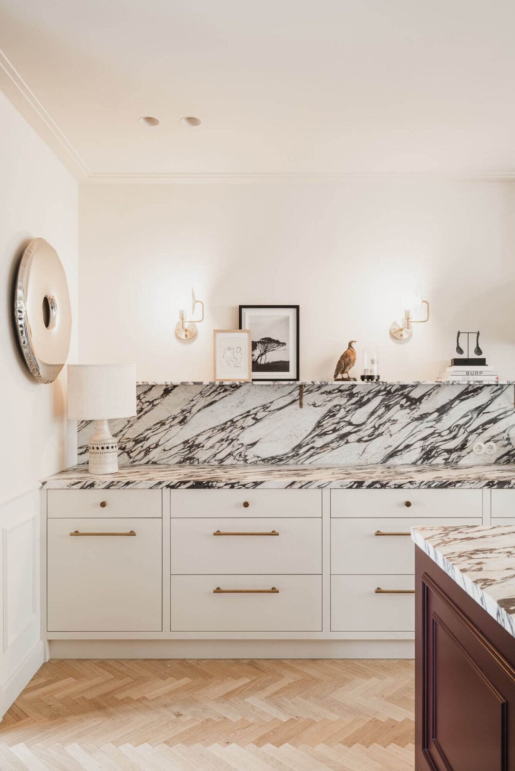Color and Wallpaper in a Stylish Amsterdam Home 6 white-kitchen-cabinets-marble-worktop-backsplash-nordroom