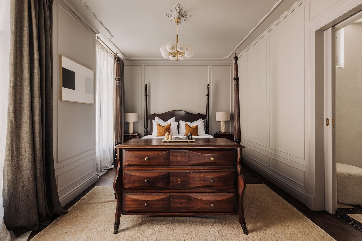 A Luxurious Canal House in Amsterdam 16 antique-bedroom-canopy-bed-dresser-large-natural-rug-nordroom