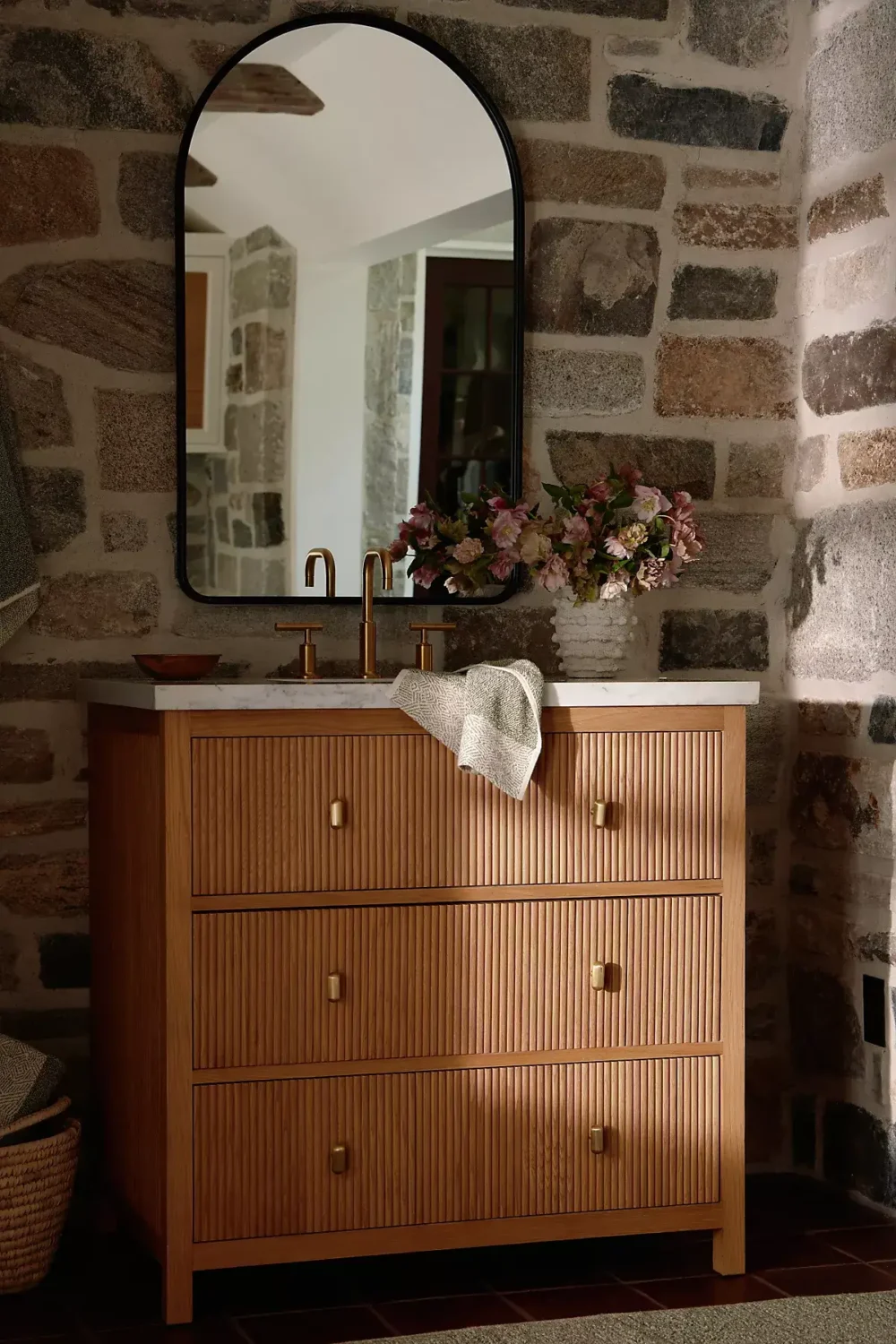 A Warm Fall Home by Amber Lewis for Anthropologie 20 bathroom-vanity-amber-lewis-anthropologie-nordroom