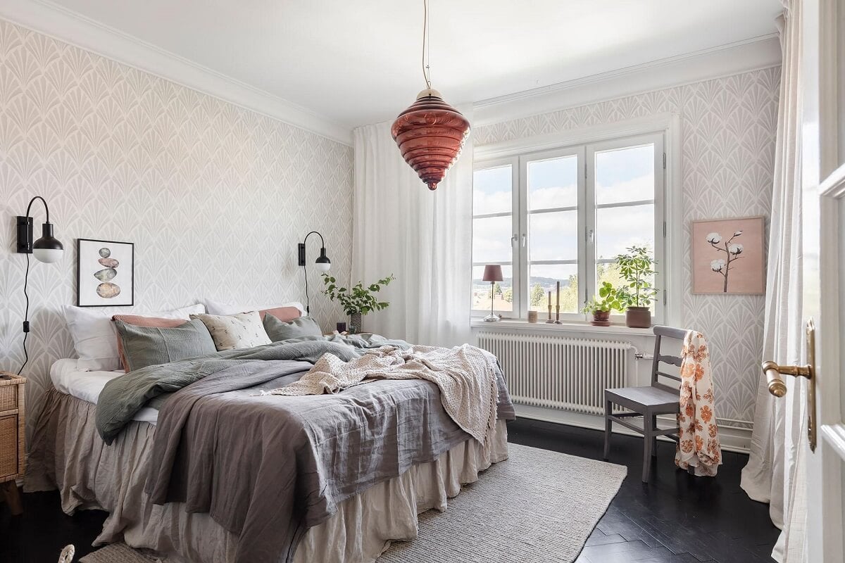 A Swedish Maisonette with Warm Pink Living Room 15 bedroom-black-floor-wallpaper-deco-fan-helene-blanche-nordroom