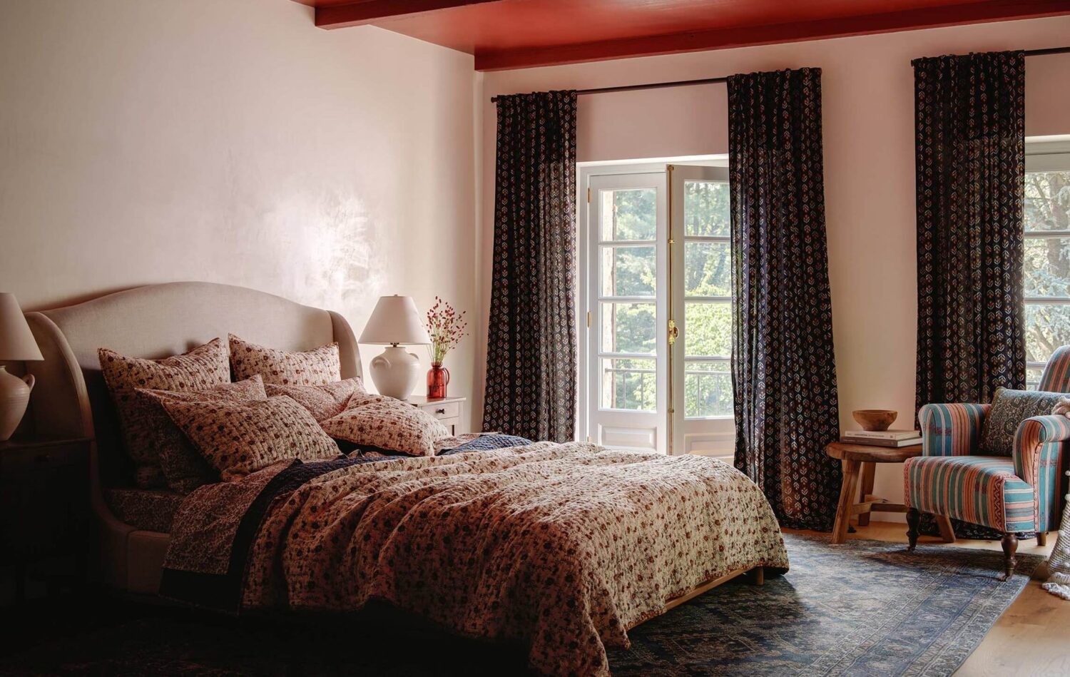 A Warm Fall Home by Amber Lewis for Anthropologie 17 bedroom-colorful-bedding-pink-painted-ceiling-nordroom