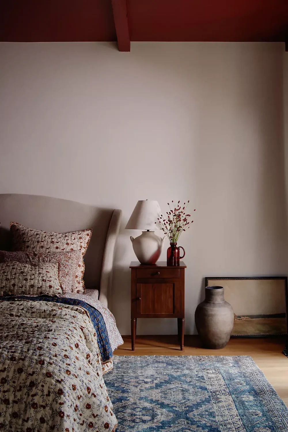 A Warm Fall Home by Amber Lewis for Anthropologie 19 bedroom-pink-painted-ceiling-amber-lewis-anthropologie-nordroom