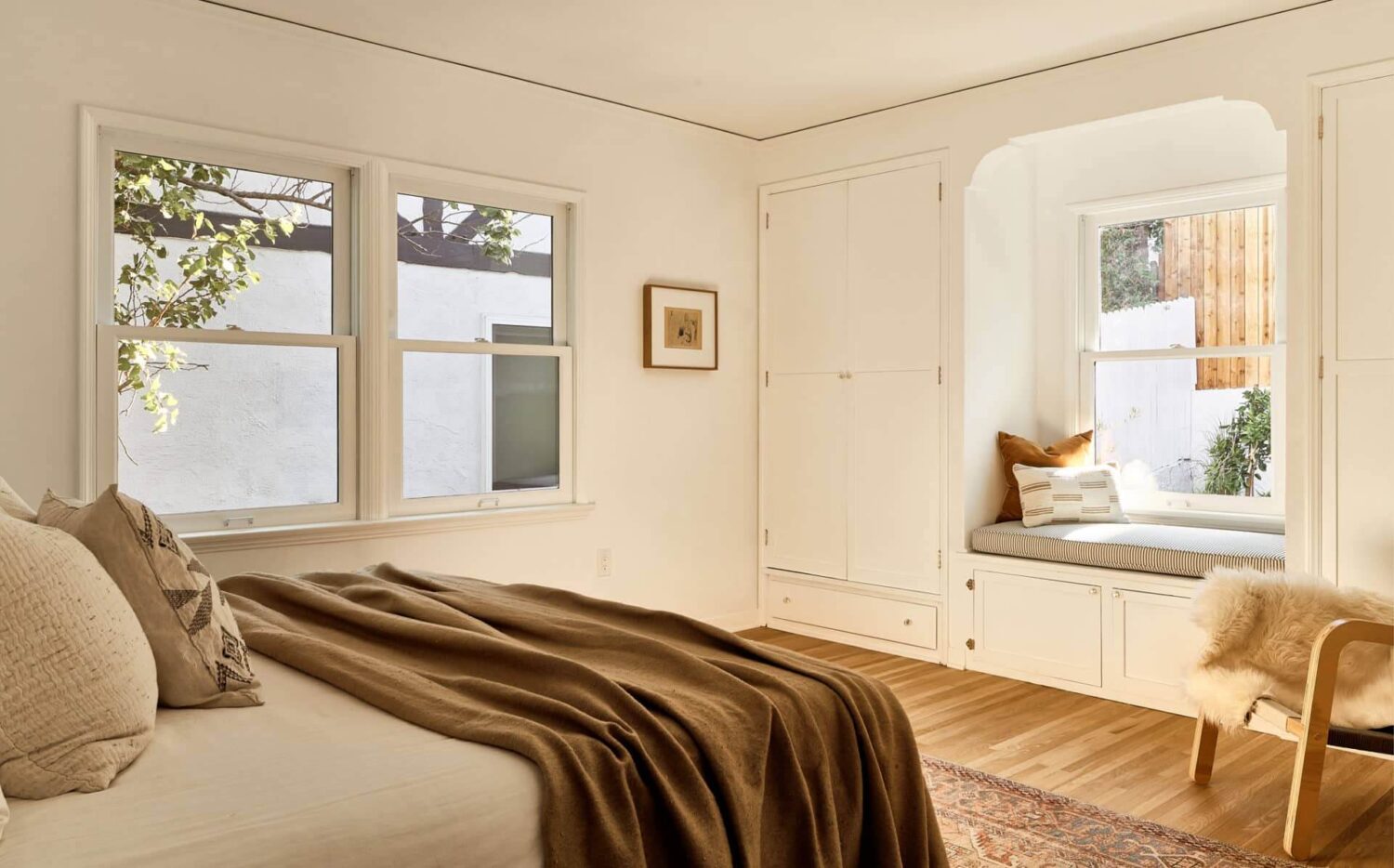 Warm Neutrals in a Lovely Home in Silver Lake, Los Angeles 13 bedroom-reading-nook-built-in-wardrobes-nordroom