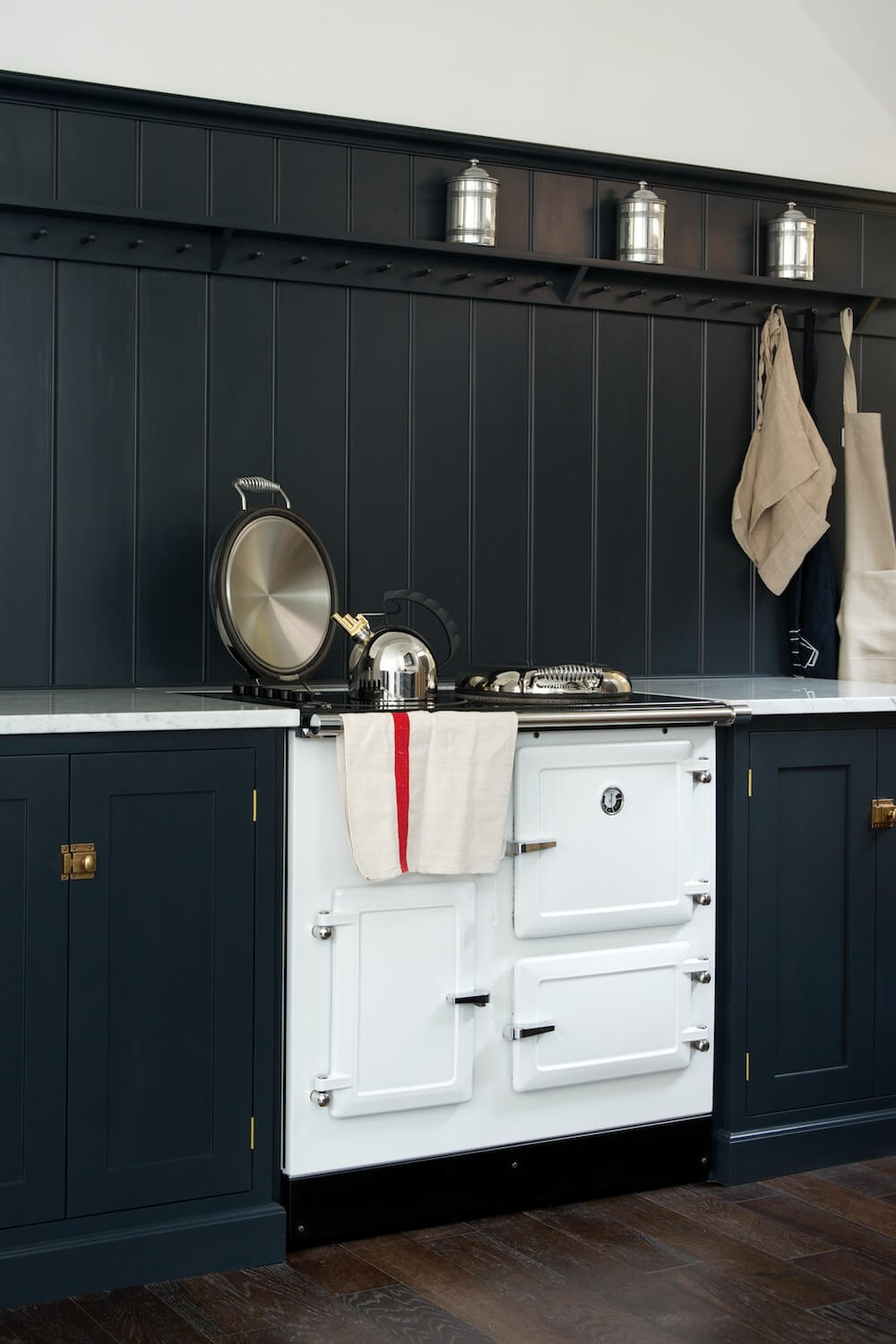 A Warm Makeover For A deVOL Shaker Kitchen 14 before dark blue devol shaker kitchen A Warm Makeover For A deVOL Shaker Kitchen