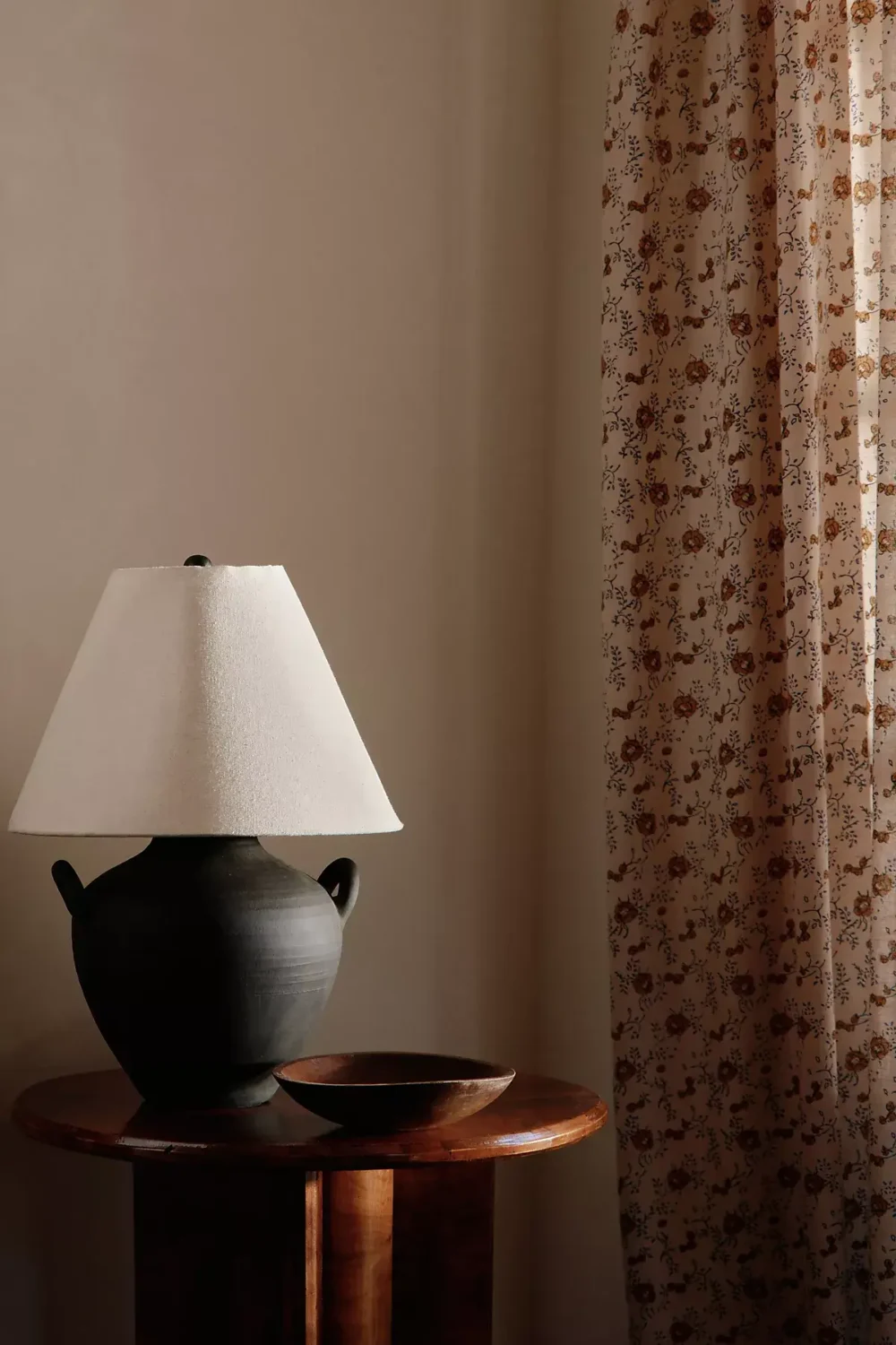 A Warm Fall Home by Amber Lewis for Anthropologie 21 black-table-lamp-curtains-nordroom
