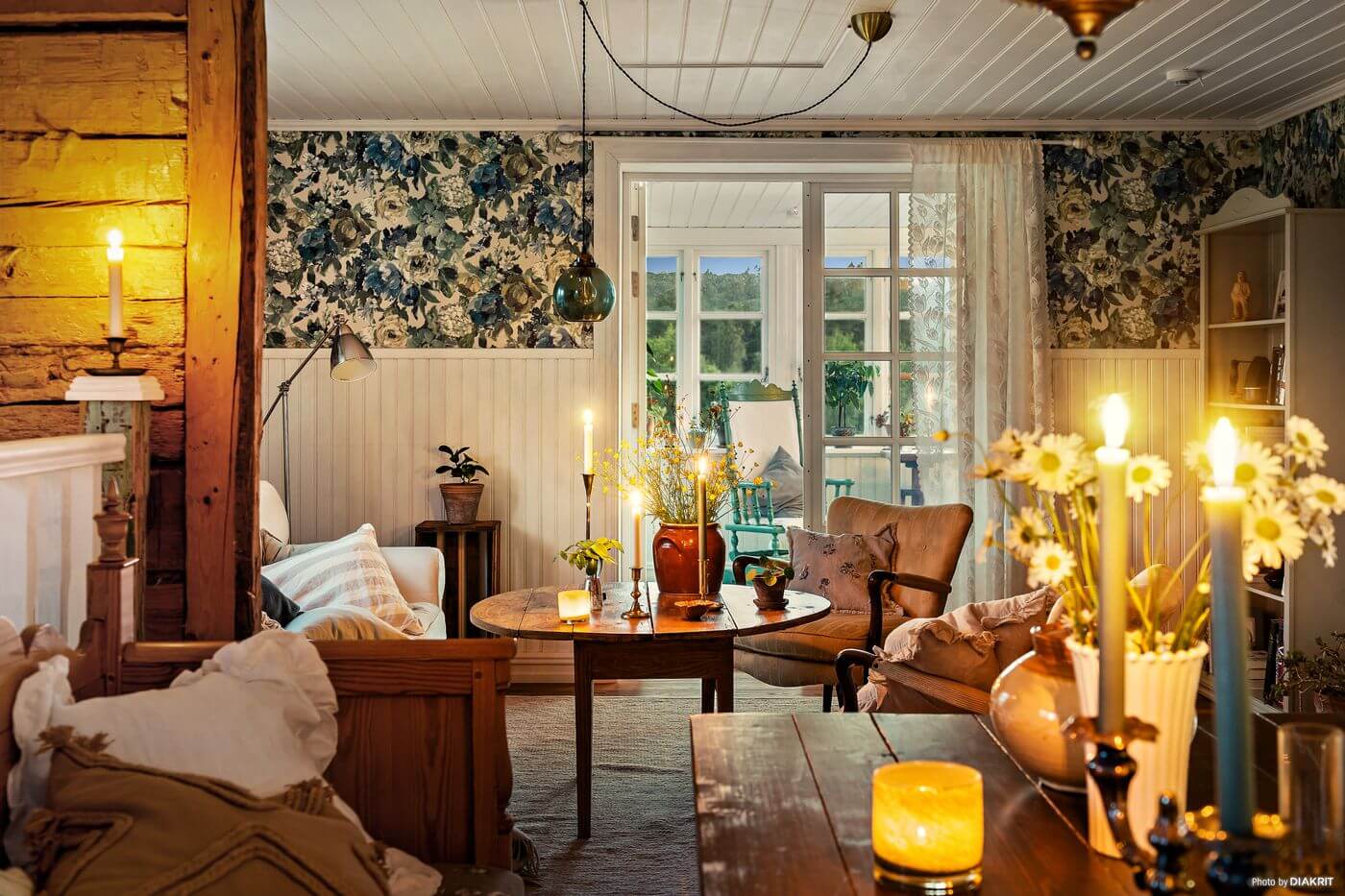 A Charming Swedish Villa Filled with Wallpaper 3 cozy-country-house-sweden-wallpaper-nordroom