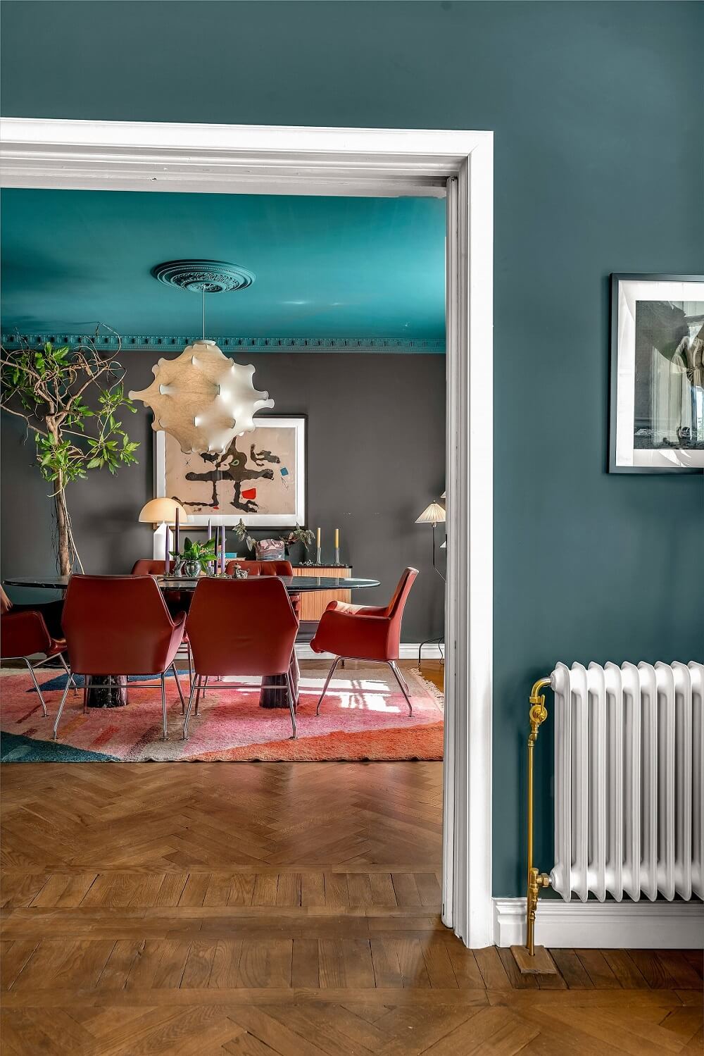 Bold Colors in a 1920s Villa in Sweden 3 dining-room-green-ceiling-red-chairs-nordroom