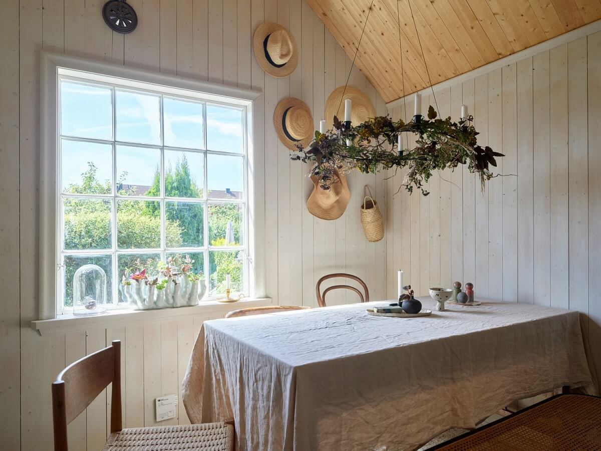 A Cozy Renovated Cottage on a Swedish Allotment 10 dining-table-linen-tablecloth-cottage-sweden-nordroom