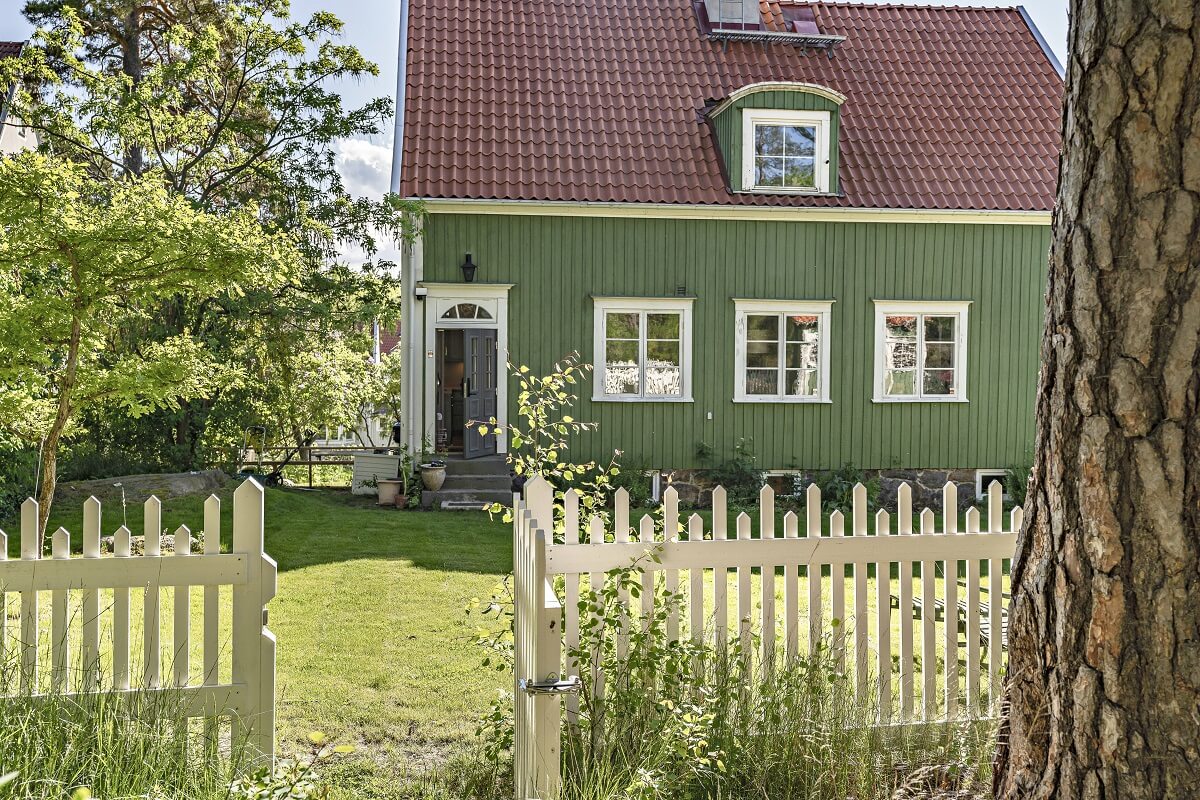 Bold Colors in a 1920s Villa in Sweden 29 exterior-green-wooden-house-white-fence-nordroom