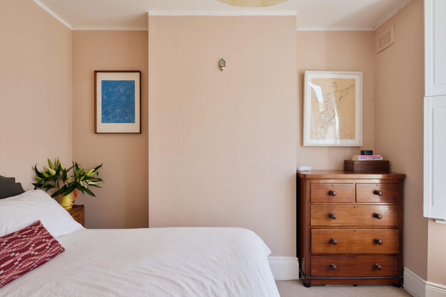 A One-Bedroom Apartment with Colorful Rooms 10 farrow-ball-setting-plaster-pink-walls-bedroom-nordroom