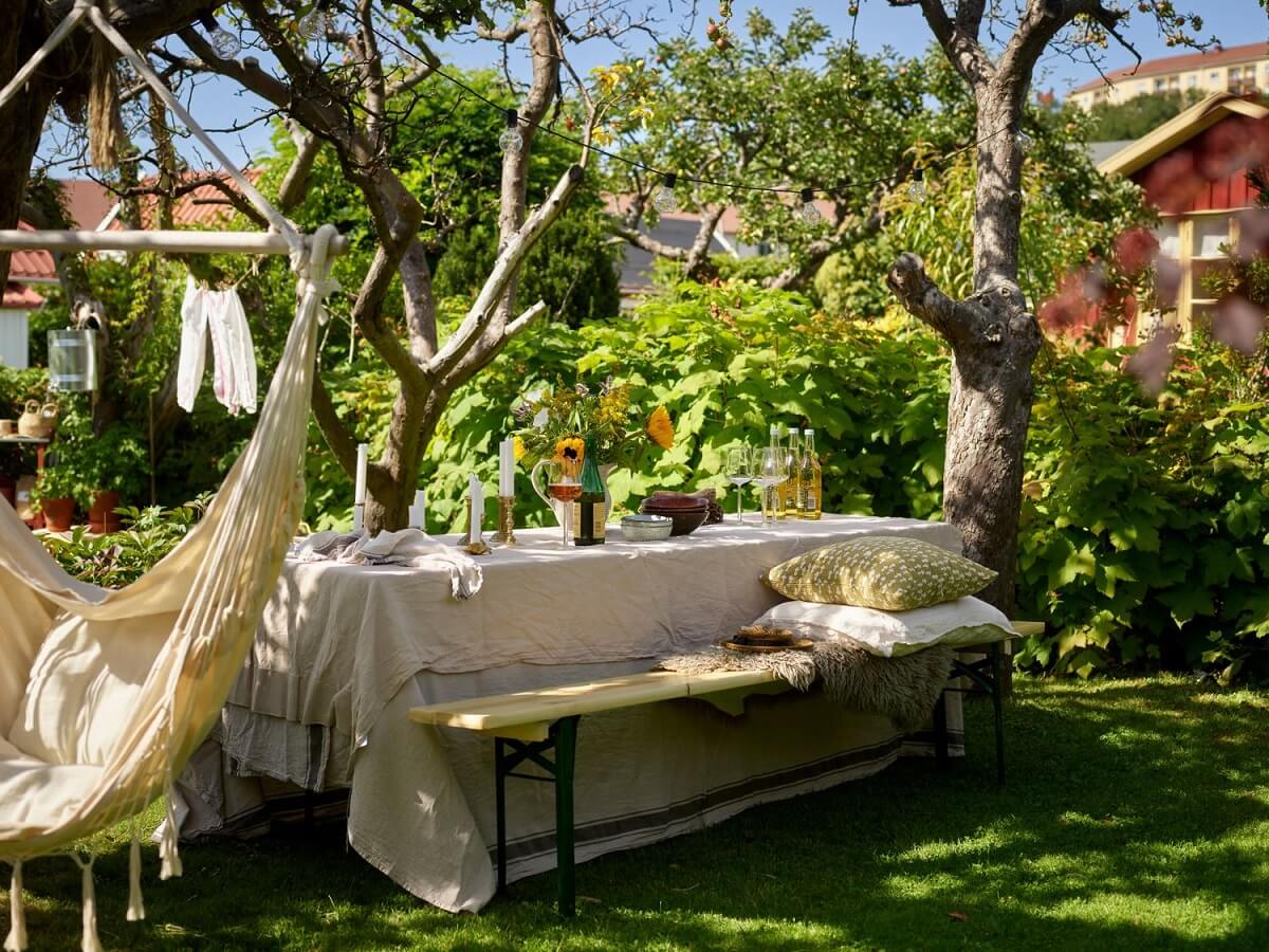 A Cozy Renovated Cottage on a Swedish Allotment 19 garden-dining-area-swedish-summerhouse-nordroom