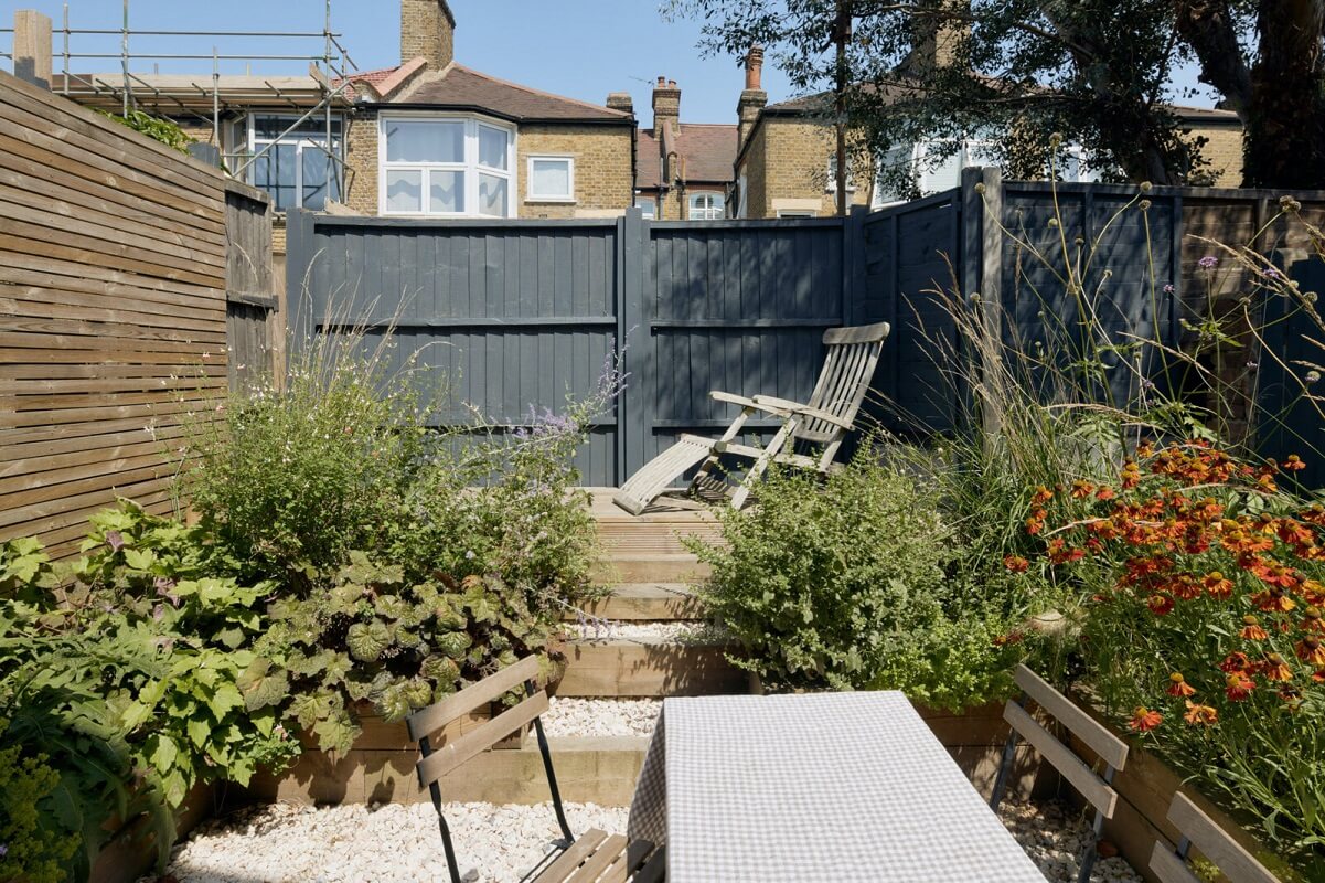 A One-Bedroom Apartment with Colorful Rooms 14 garden-one-bedroom-apartment-london-nordroom