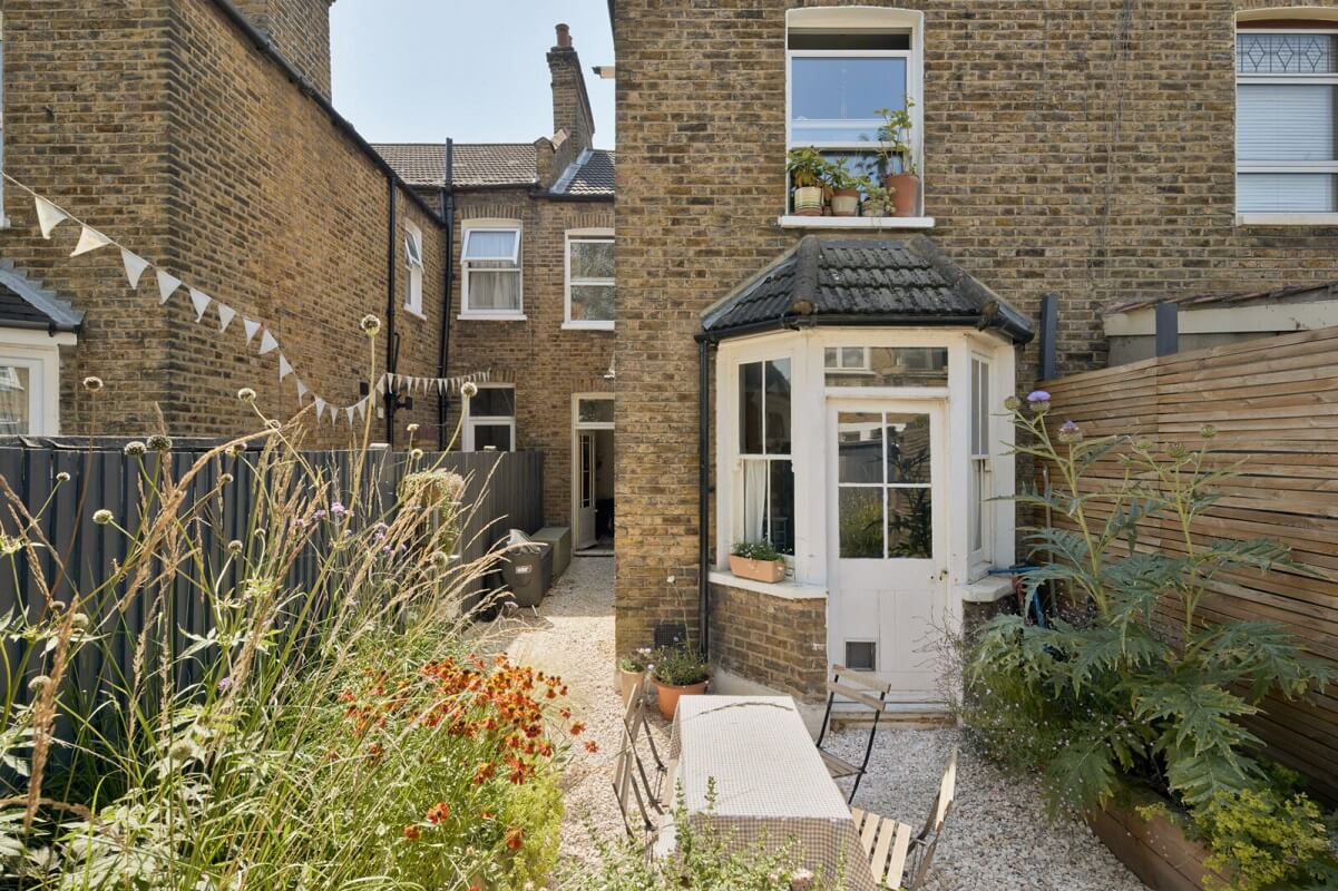 A One-Bedroom Apartment with Colorful Rooms 16 garden-terrace-exterior-edwardian-architecture-london-nordroom