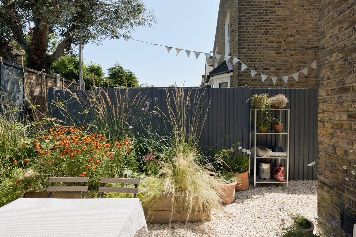 A One-Bedroom Apartment with Colorful Rooms 15 garden-terrace-plants-one-bedroom-flat-london-nordroom