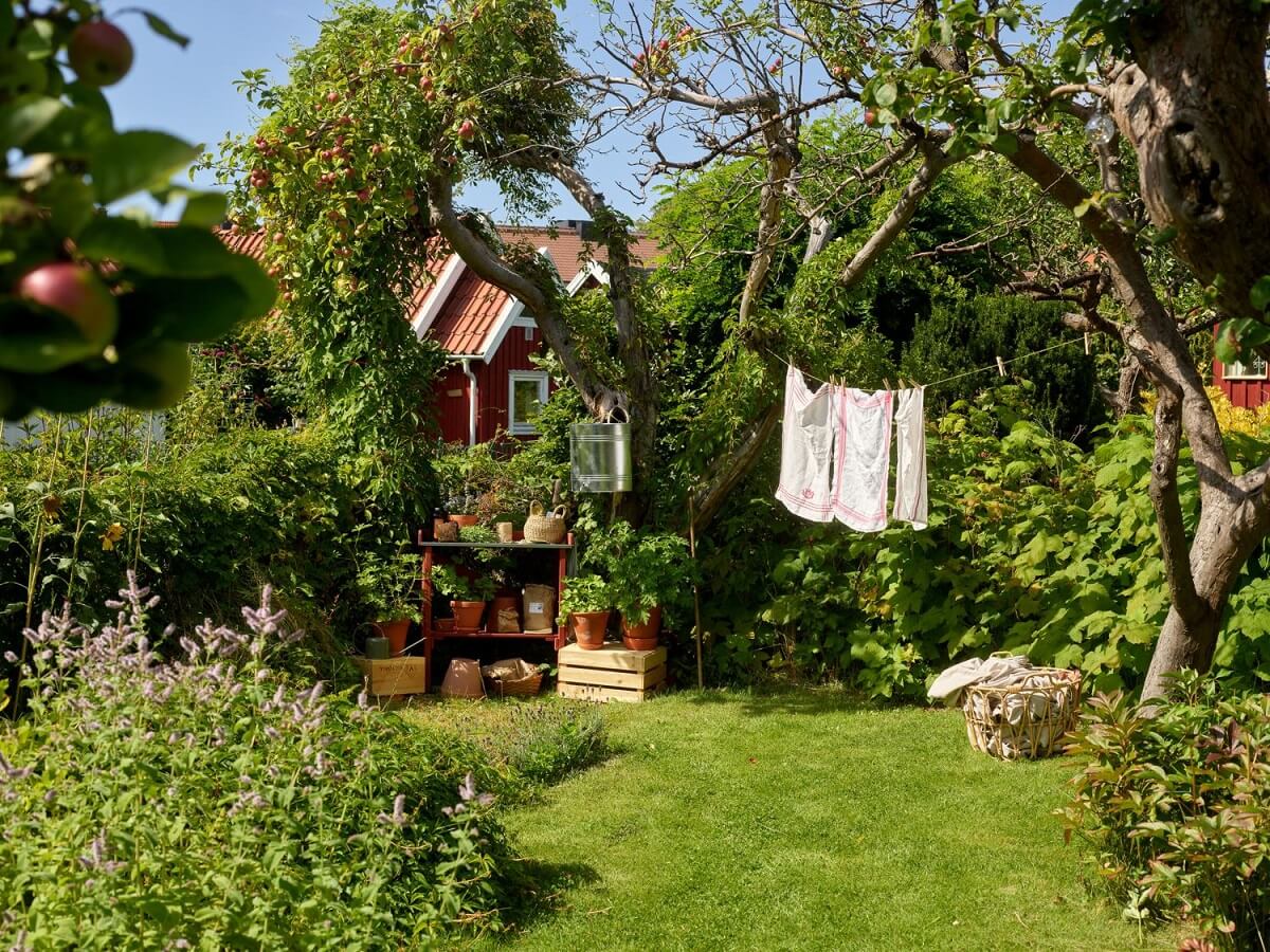 A Cozy Renovated Cottage on a Swedish Allotment 21 green-garden-summer-house-sweden-nordroom