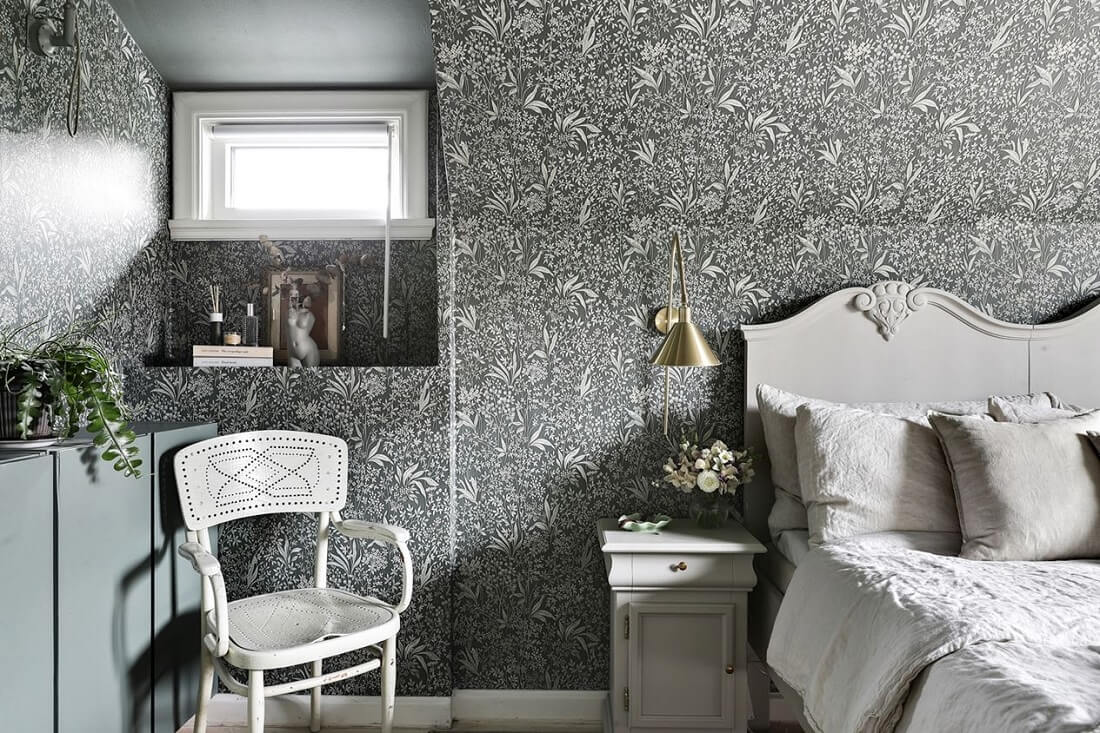 A Swedish 1930s Villa Decorated in Gray and Green Tones 13 green-leaf-wallpaper-vintage-style-bedroom-nordroom