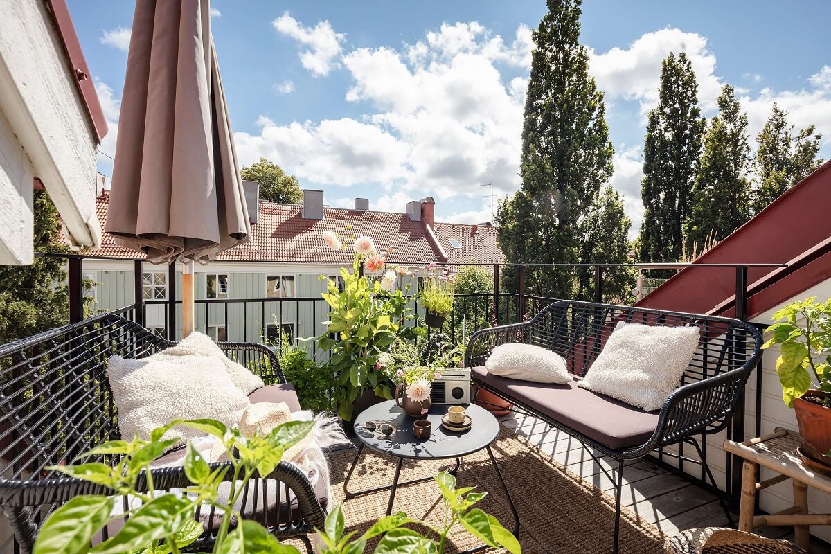 A Swedish Maisonette with Warm Pink Living Room 27 green-roof-terrace-maisonette-sweden-nordroom