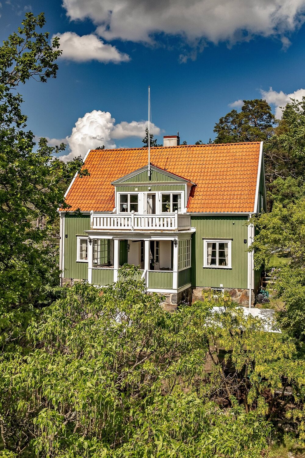 Bold Colors in a 1920s Villa in Sweden 30 green-swedish-villa-nordroom