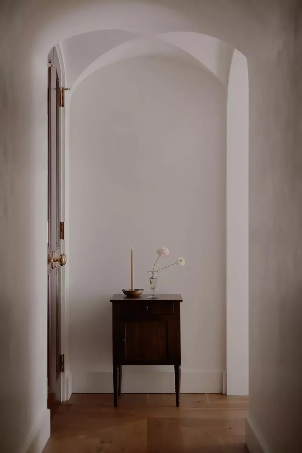 A Warm Fall Home by Amber Lewis for Anthropologie 6 hallway-arched-ceiling-nordroom