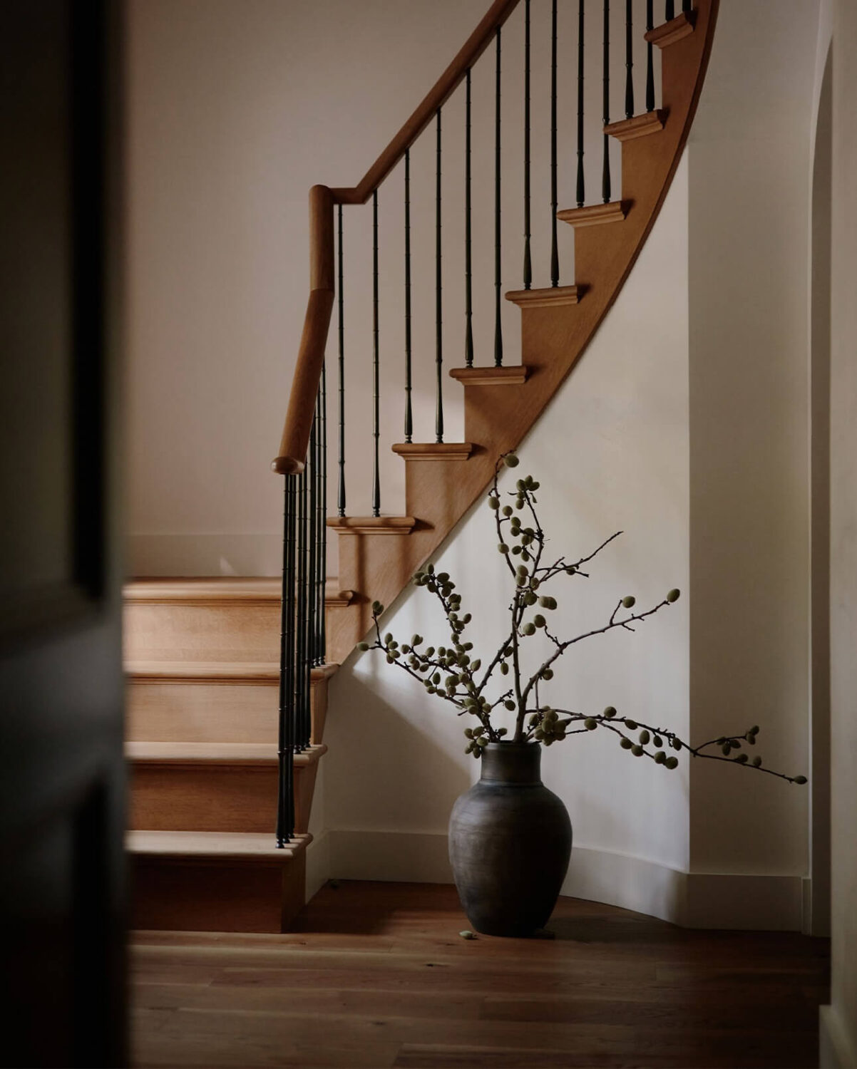 A Warm Fall Home by Amber Lewis for Anthropologie 16 hallway-staircase-vase-anthropologie-nordroom