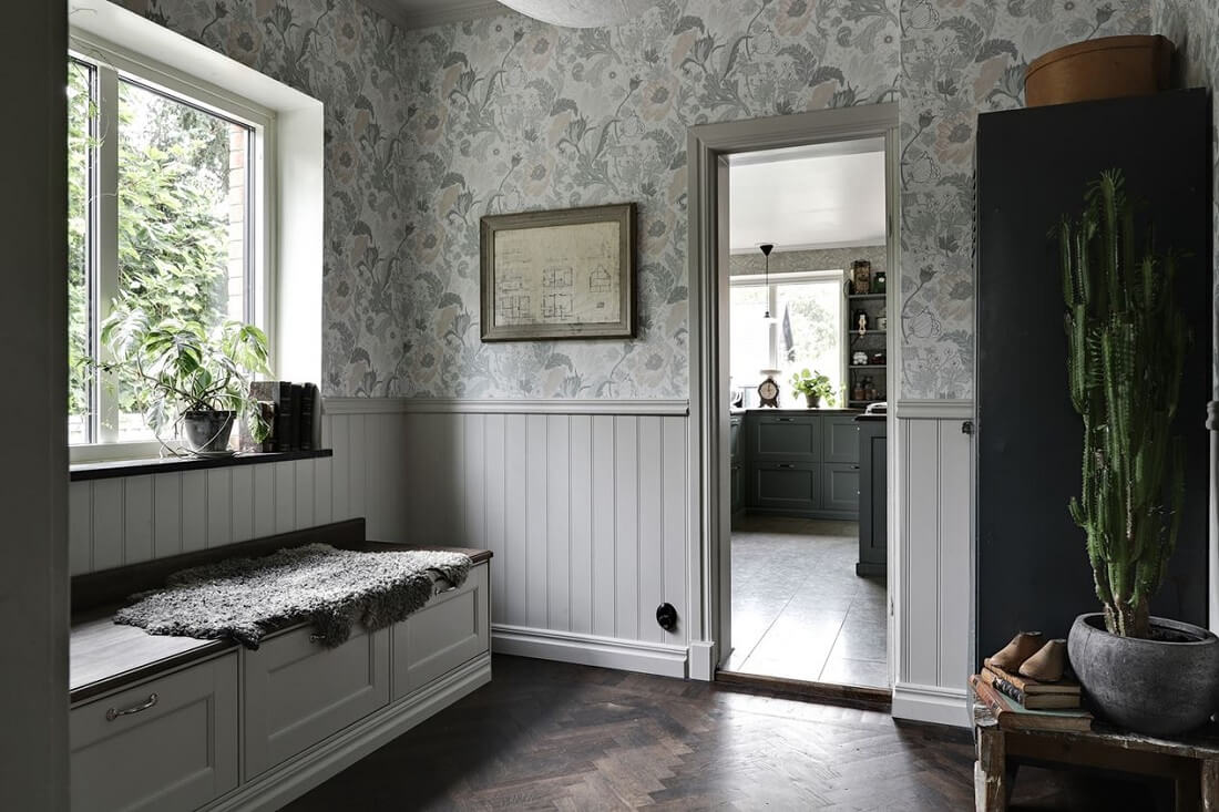 A Swedish 1930s Villa Decorated in Gray and Green Tones 11 hallway-storage-bench-wooden-floor-wallpaper-nordroom