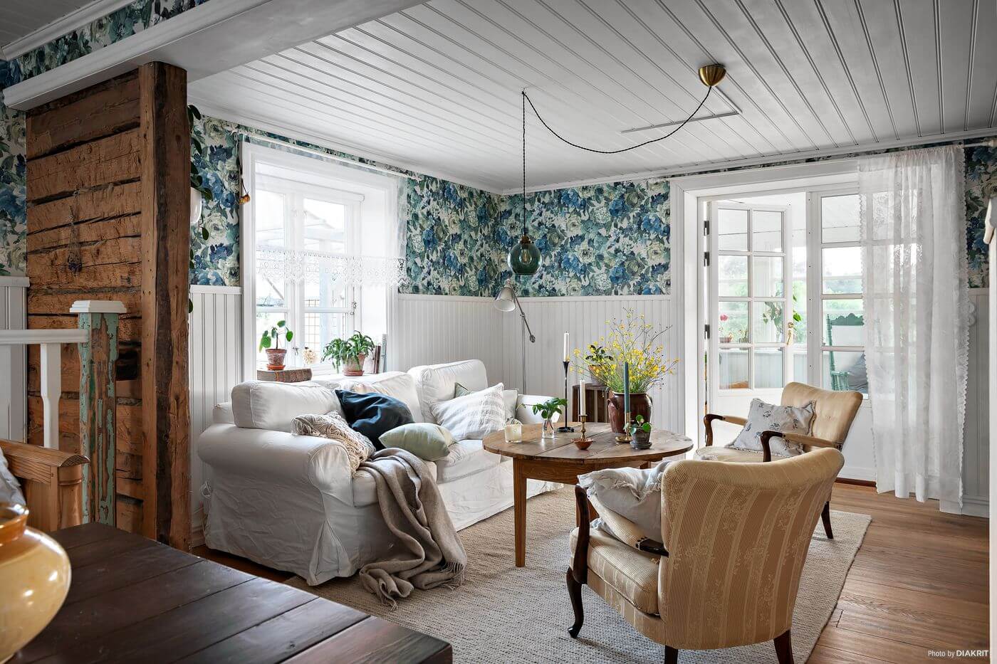 living-room-wallpaper-rustic-wall-swedish-country-house-nordroom