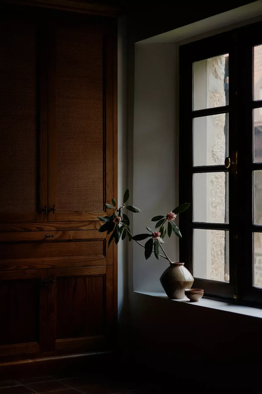 A Warm Fall Home by Amber Lewis for Anthropologie 13 moody-room-natural-light-vase-nordroom