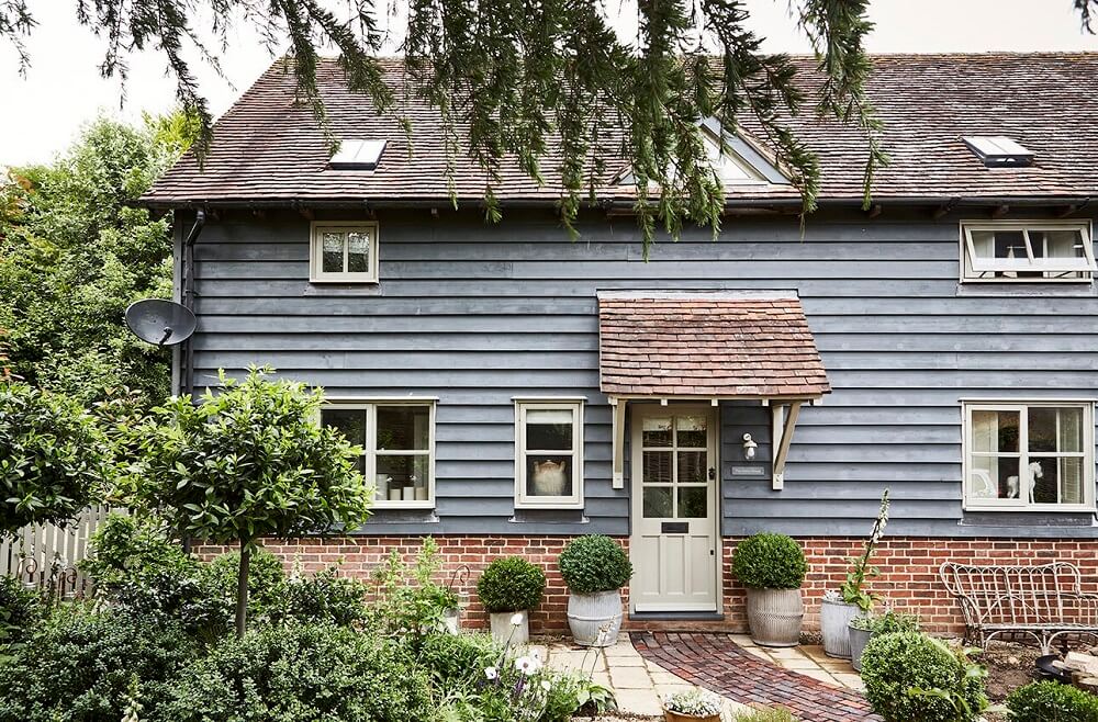 The Dairy House: A Serene Cottage in England 20 the-dairy-house-hampshire-front-exterior-peagreen-locations
