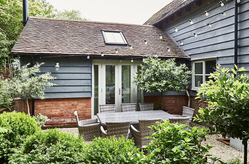 The Dairy House: A Serene Cottage in England 15 the-dairy-house-hampshire-garden-table-peagreen-locations