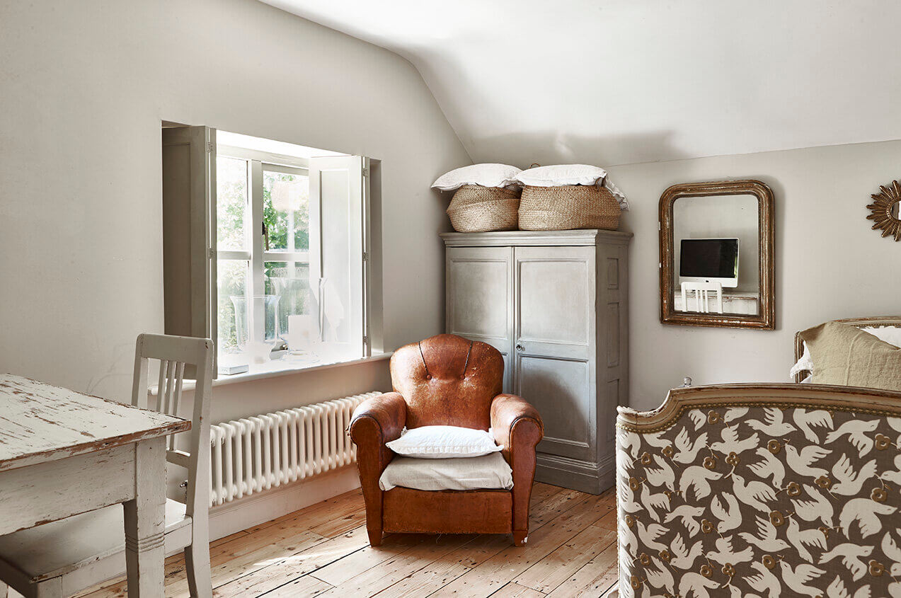 The Dairy House: A Serene Cottage in England 13 the-dairy-house-hampshire-little-bedroom-peagreen-locations