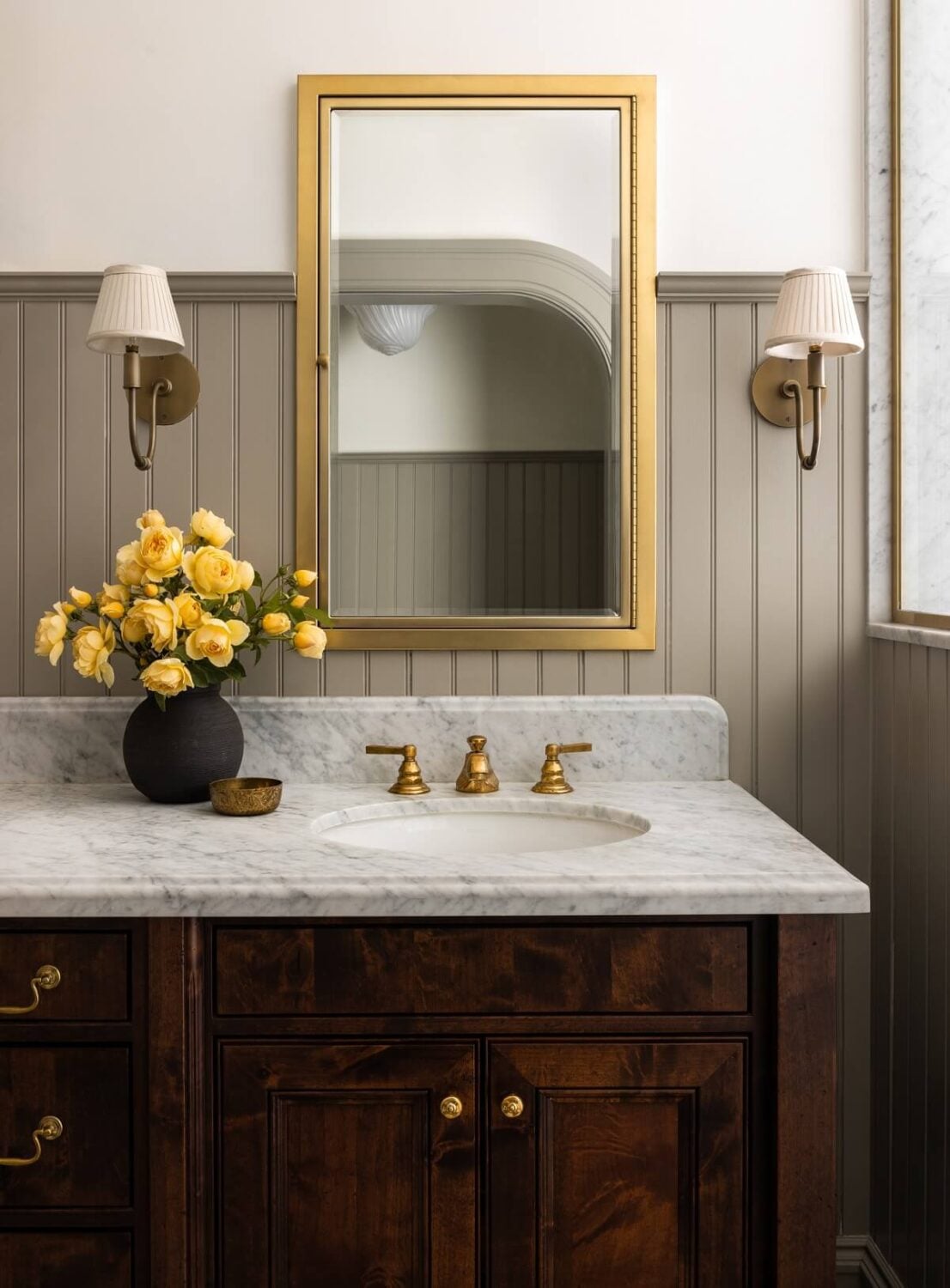 A Lesson in Color and Pattern in a San Francisco Home 32 Heidi-Caillier-Design-Cow-Hollow-SF-interior-design-wood-vanity-primary-bathroom-brass-medicine-cabinets