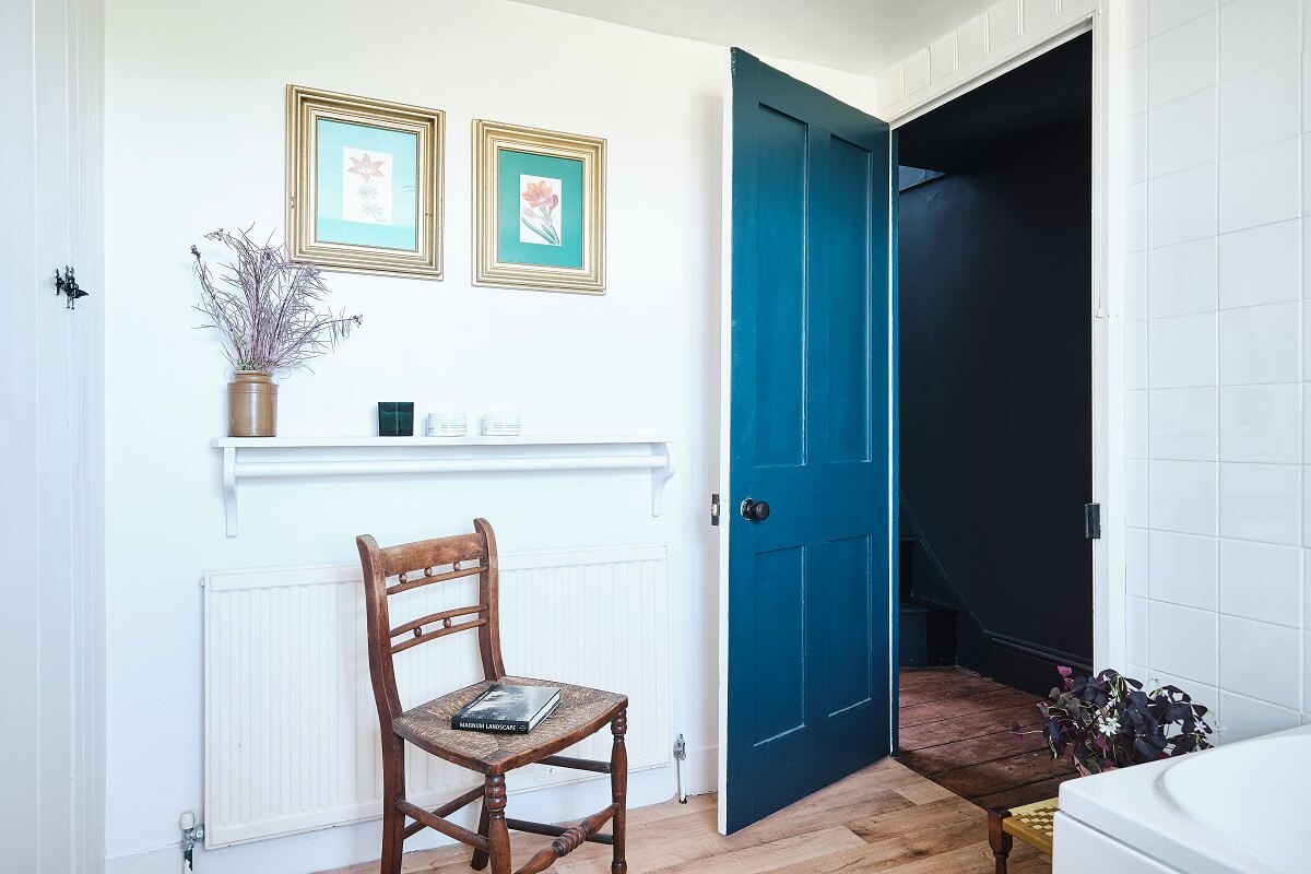 Bold Colors in a Charming English Cottage 20 bathroom-english-cottage-blue-door-nordroom