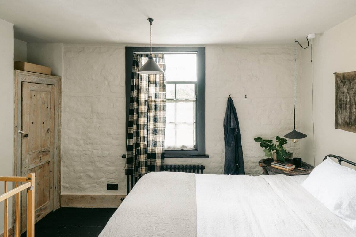 Original Features in a Regency Cottage in London 19 bedroom-regency-townhouse-london-nordroom