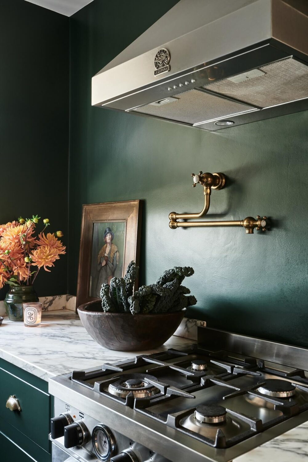 A Small Dark Green Classic English deVOL Kitchen 10 classic-english-devol-kitchen-dark-green-walls-cabinets-nordroom