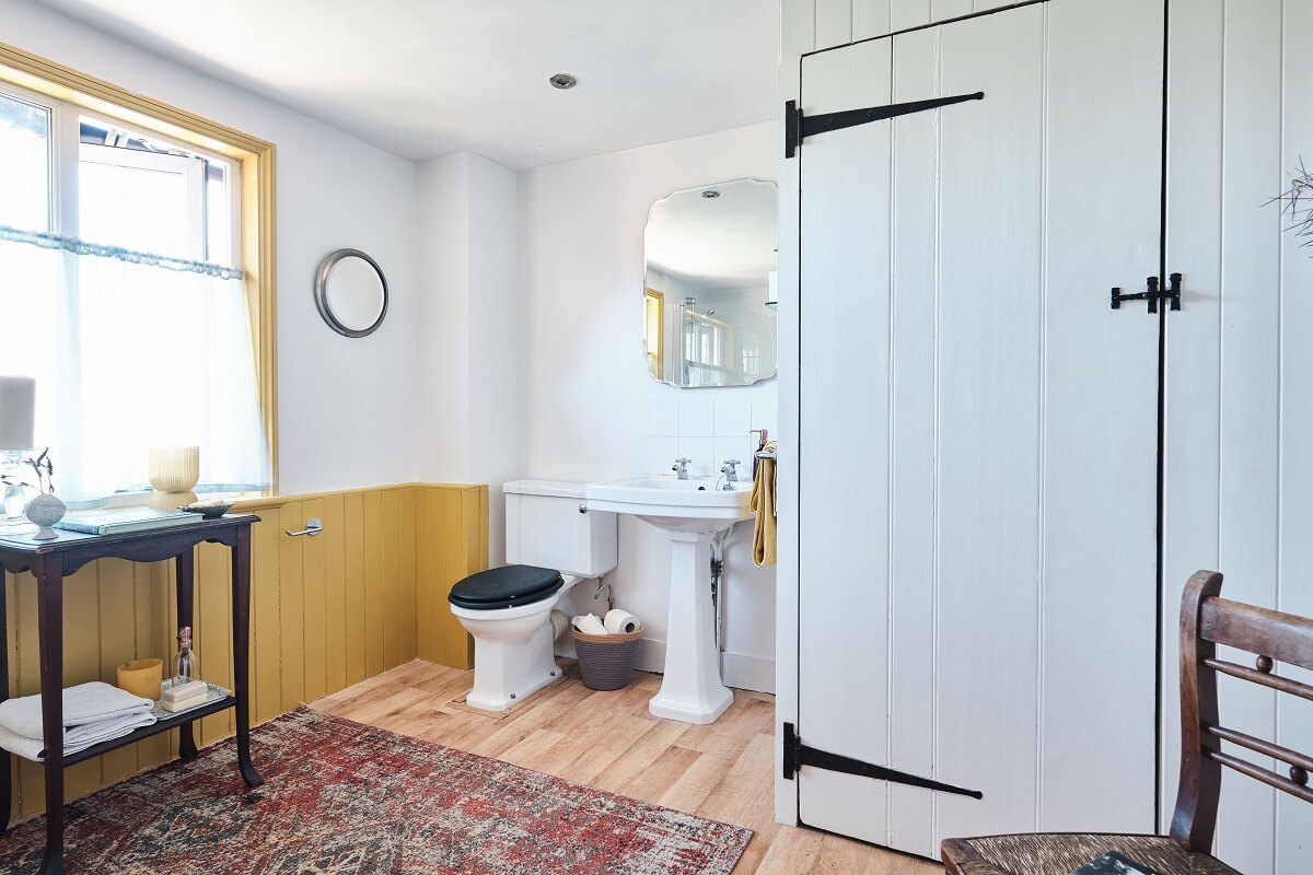 Bold Colors in a Charming English Cottage 19 cottage-bathroom-yellow-accents-nordroom