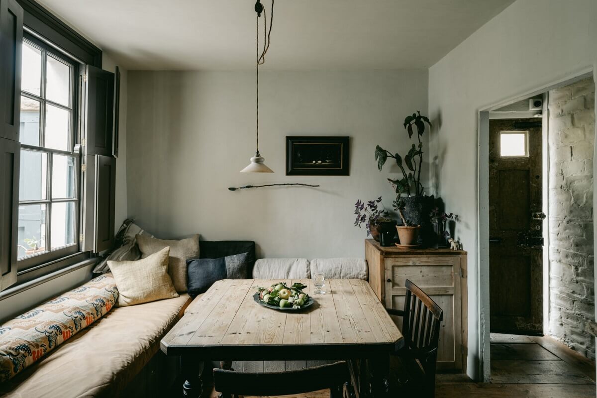 Original Features in a Regency Cottage in London 6 dining-room-bench-window-seat-vintage-home-london-nordroom
