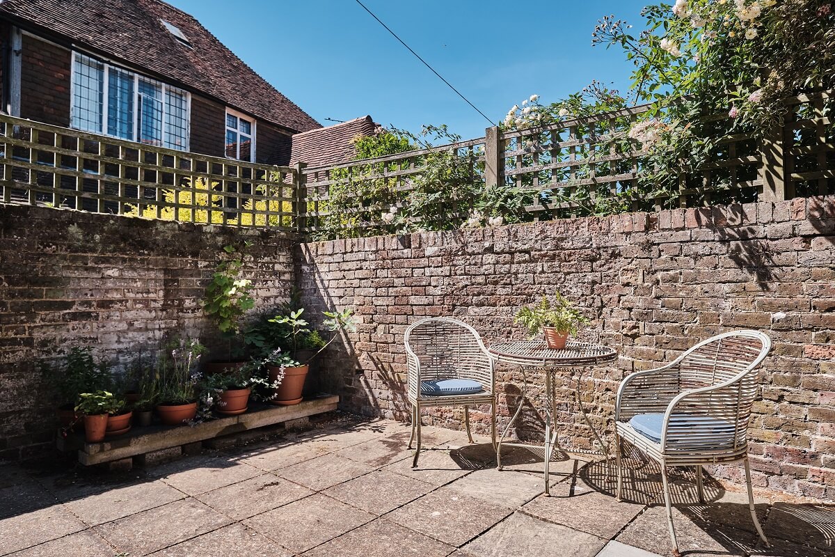 Bold Colors in a Charming English Cottage 22 english-cottage-garden-terrace-nordroom