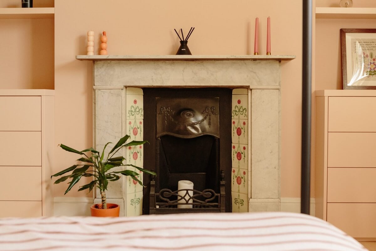 A London Home with a Cheerful Green Sitting Room 13 fireplace-setting-plaster-pink-walls-bedroom-nordroom