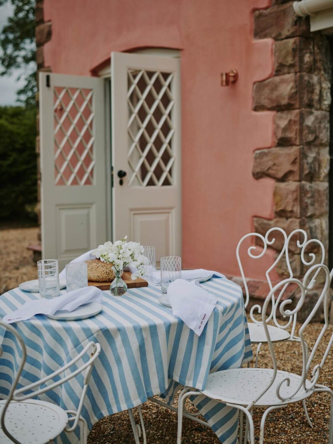A Magical Pink Cottage in the English Countryside 17 garden-dining-table-pink-cottage-england-nordroom