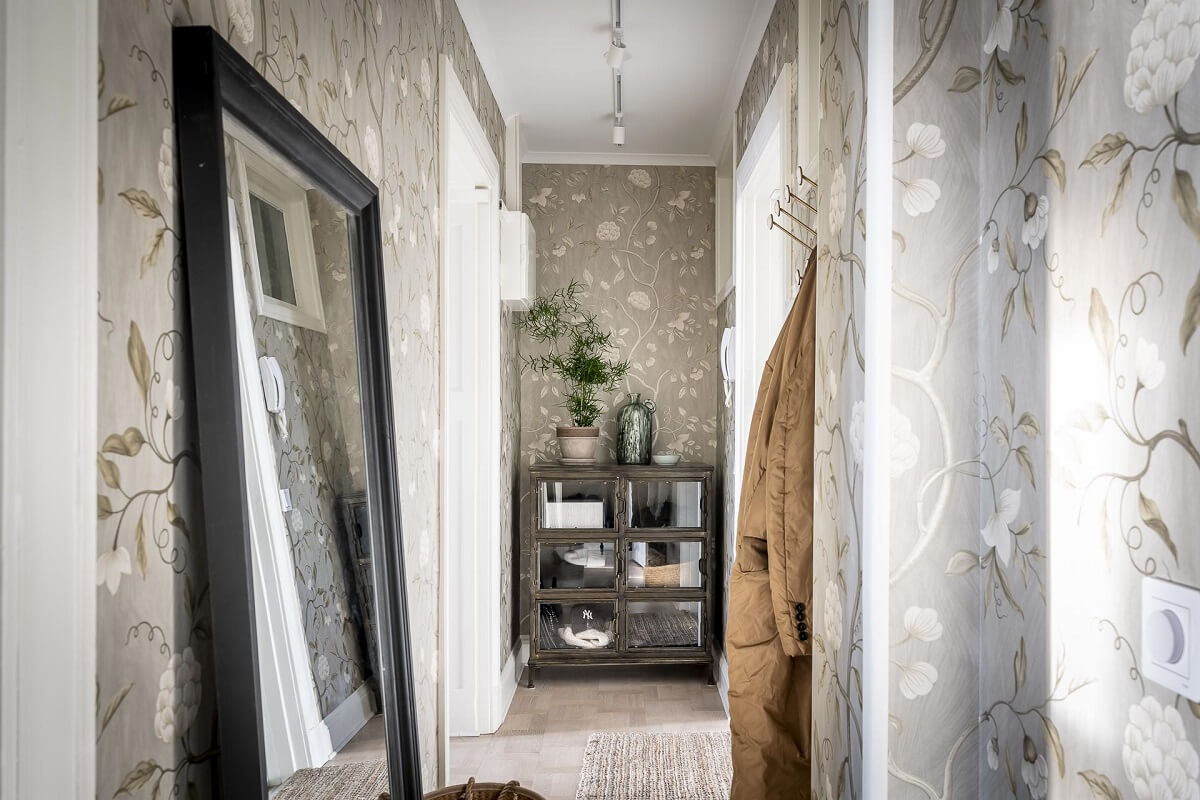 Magical Light in a Stylish Scandinavian Apartment 23 hallway-light-gray-floral-wallpaper-nordroom