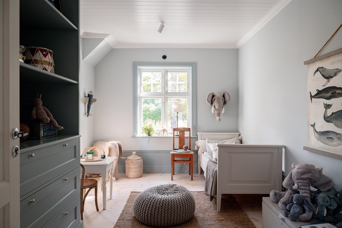 A Luxurious Archipelago Villa in Sweden 11 kids-bedroom-light-gray-walls-nordroom