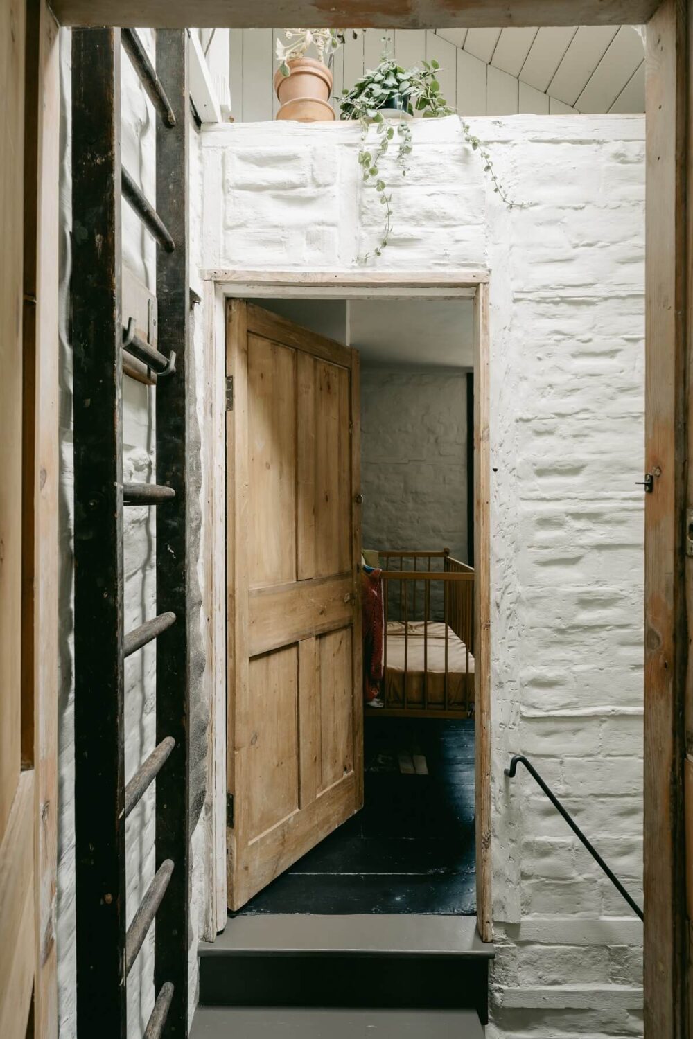 Original Features in a Regency Cottage in London 21 landing-vintage-regency-house-london-nordroom