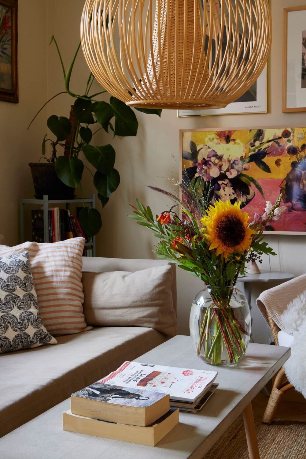 A Small Nordic Home Decorated in Warm Light Colors 3 living-room-detail-fresh-flowers-beige-walls-nordroom