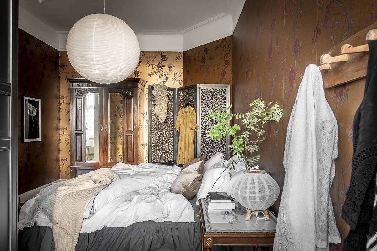 Magical Light in a Stylish Scandinavian Apartment 18 moody-boho-bedroom-floral-wallpaper-nordroom