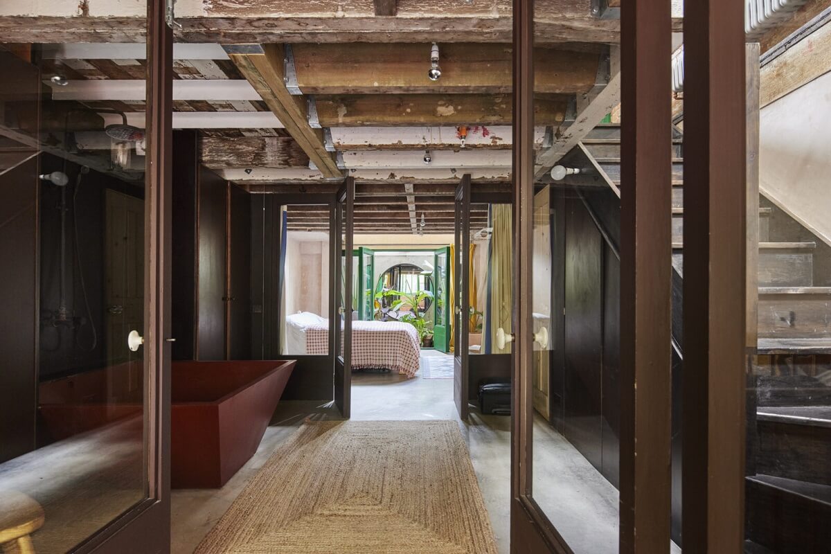 A Unique Home in a Former Furniture Workshop 11 open-plan-bedroom-bathroom-floor-exposed-wooden-ceiling-nordroom