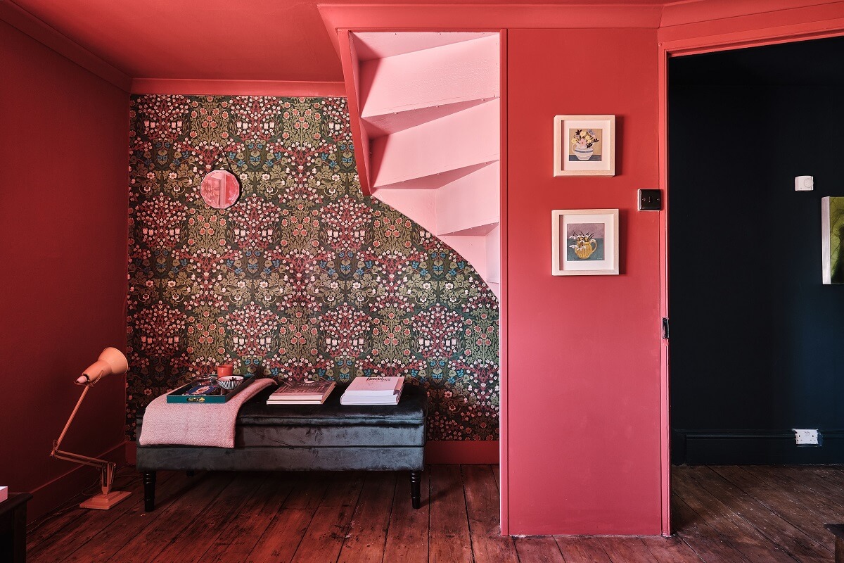 Bold Colors in a Charming English Cottage 14 pink-room-english-cottage-william-morris-wallpaper-nordroom