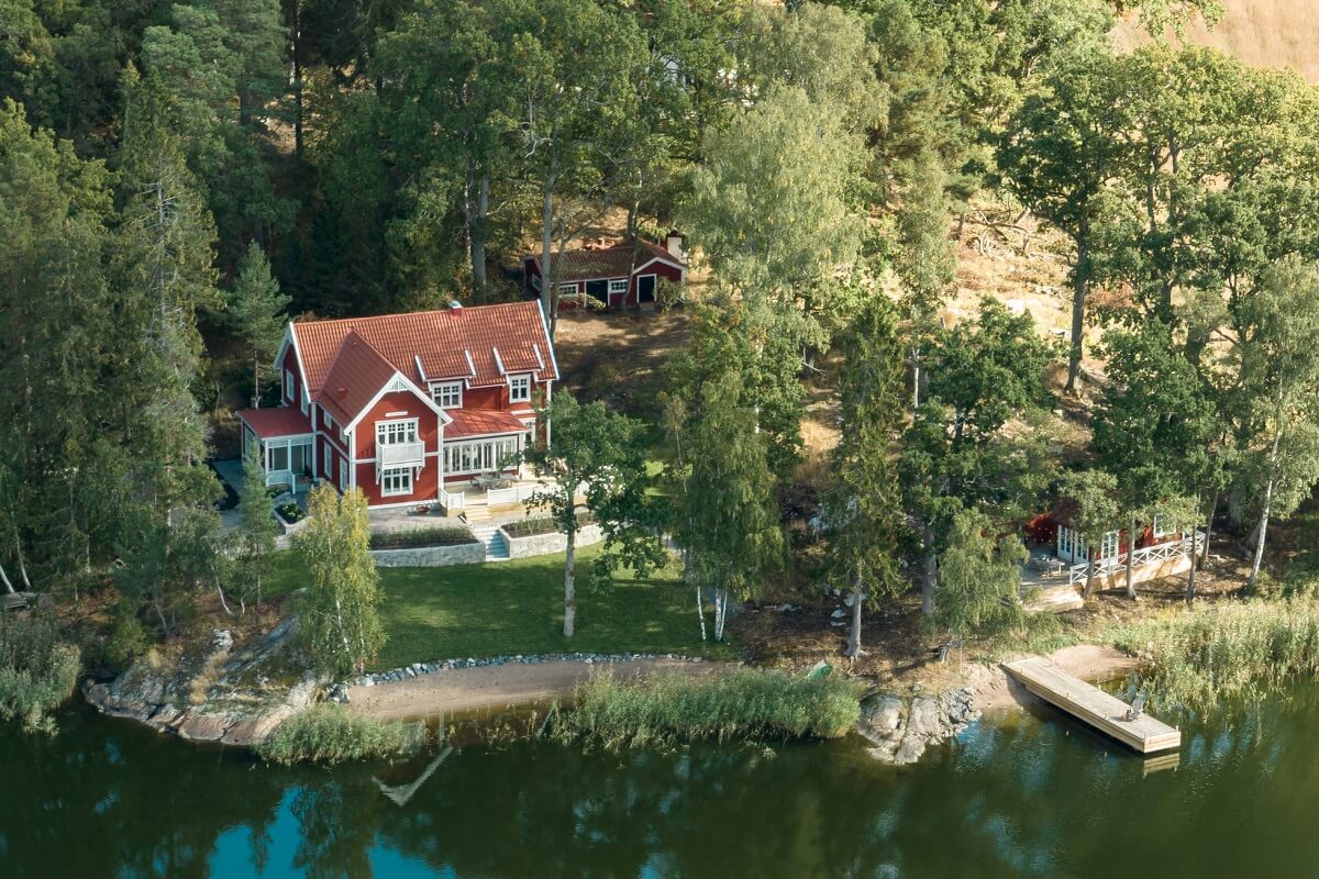 A Luxurious Archipelago Villa in Sweden 1 red-archipelago-villa-sweden-nordroom