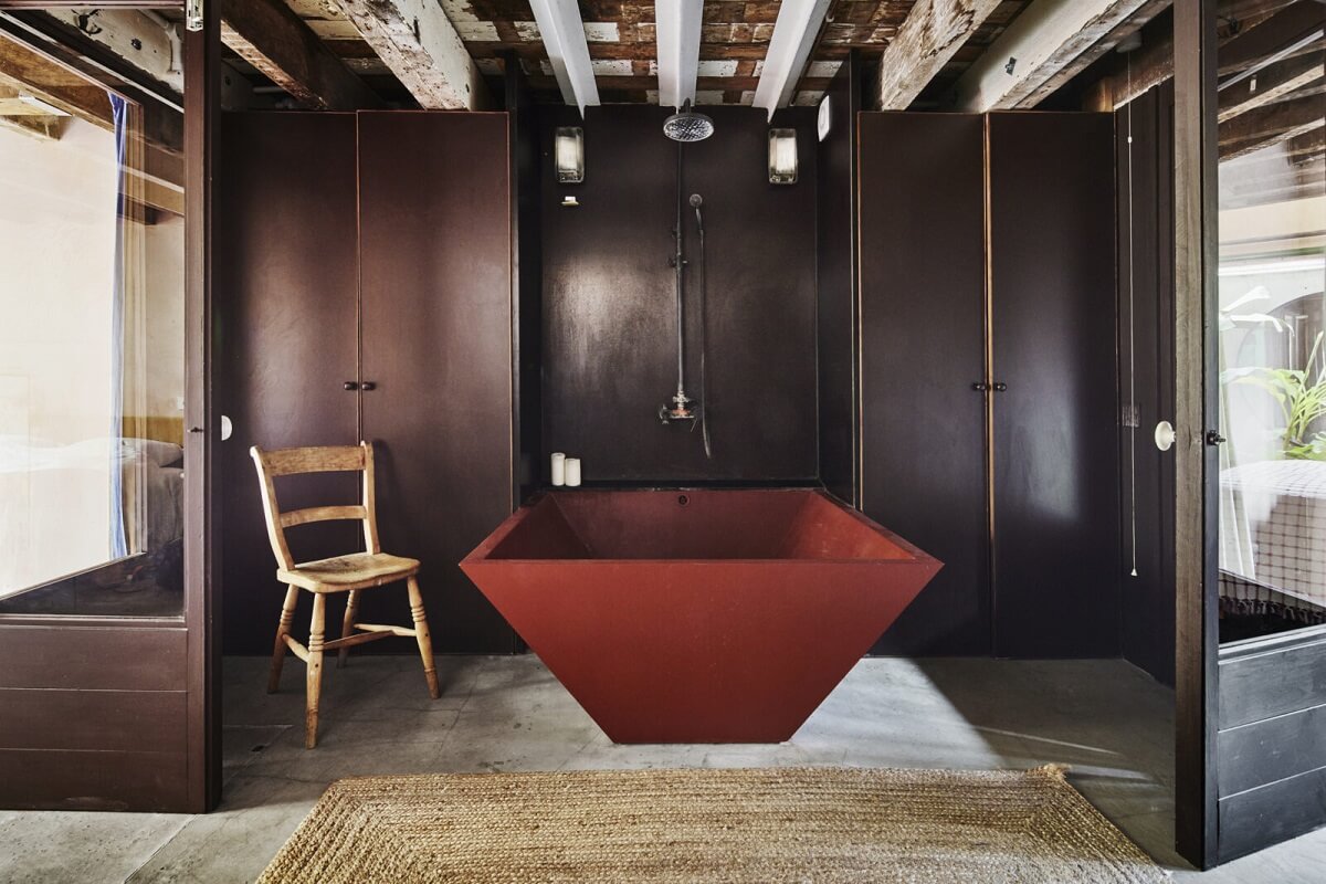 50+ Rooms That Prove ‘The Unexpected Red Theory’ Really Works 50 red-sculptural-bath-henry-stringer-nordroom